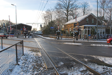 801332 Gezicht op de spoorwegovergang in de Soestdijkseweg Noord te Bilthoven (gemeente De Bilt), tijdens winterse ...